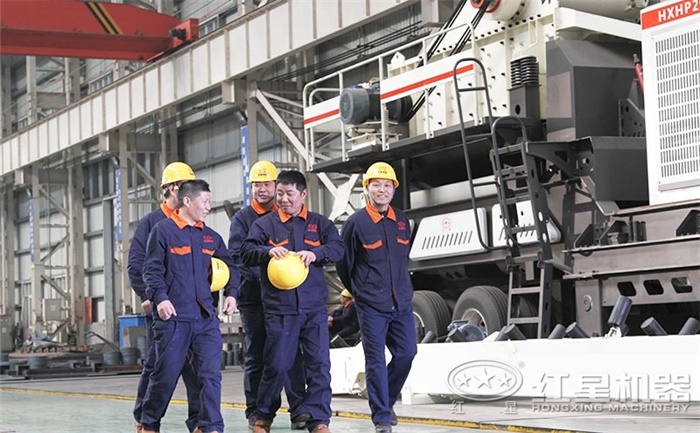 流動(dòng)破碎石頭機(jī)生產(chǎn)車間