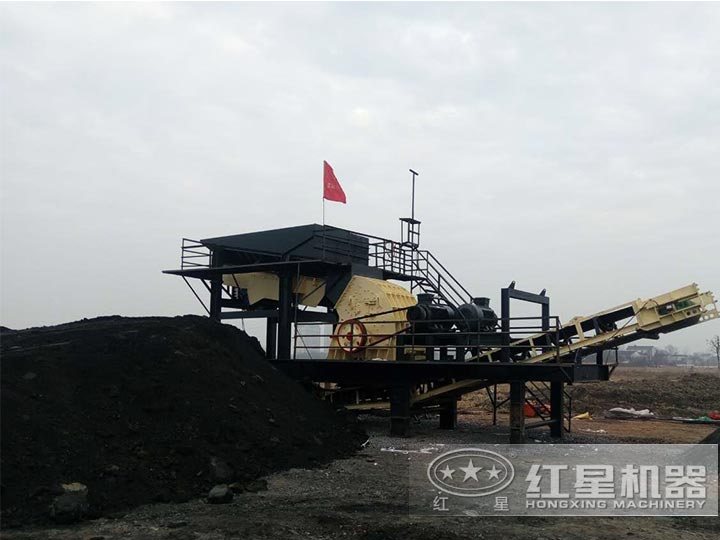 大型流動式錘式打砂機現(xiàn)場生產(chǎn)，有效生產(chǎn)